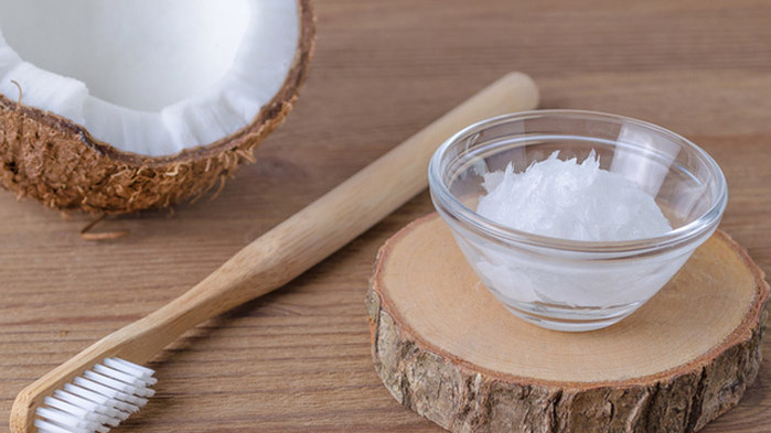 Защо да миете зъбите си с кокосово масло